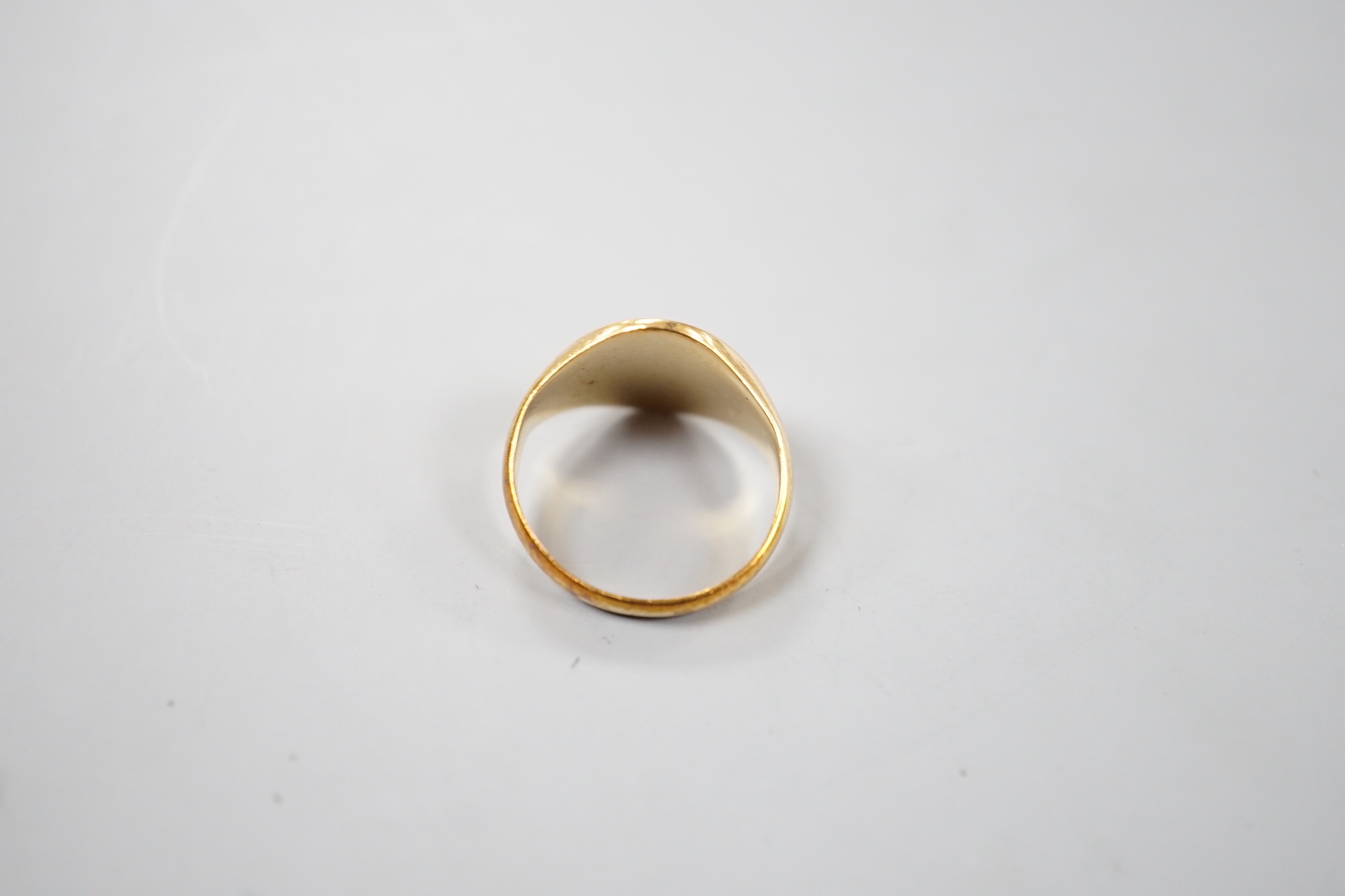 A modern 9ct gold signet ring, size M, 5.3 grams.